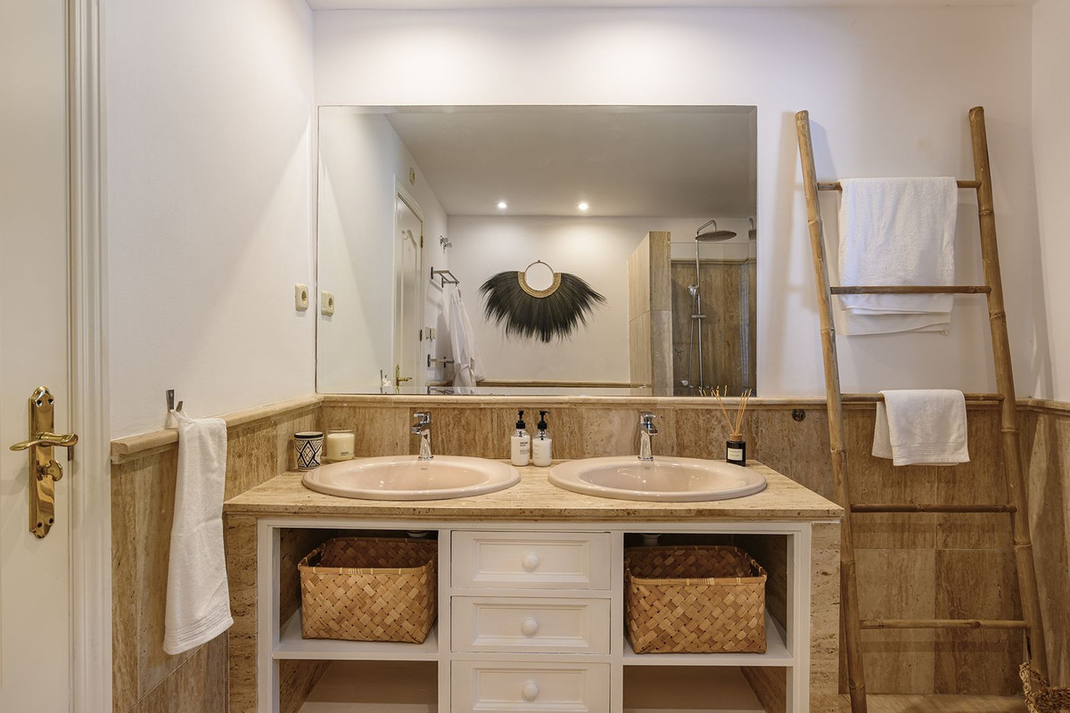 4 Bedroom Villa in Estepona - Photo 21