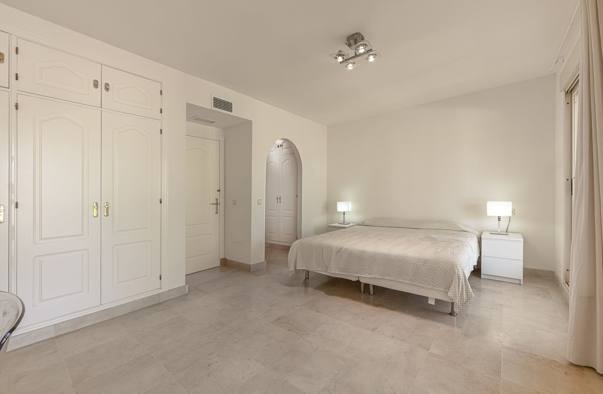 4 Bedroom Townhouse in Marbella - Photo 17