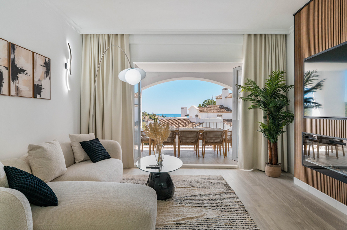 3 Bedroom Apartment in Benahavís - Photo 3