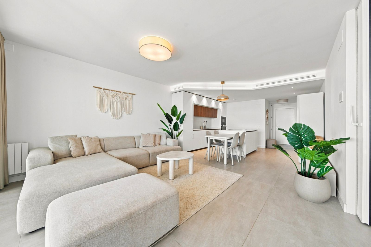 2 Bedroom Apartment in Fuengirola - Photo 6