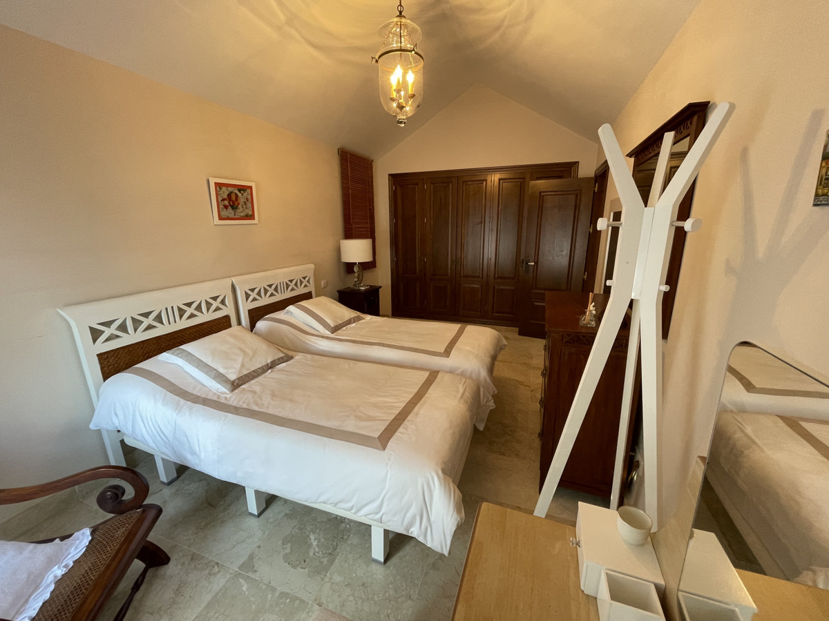 4 Bedroom Villa in Marbella - Photo 36