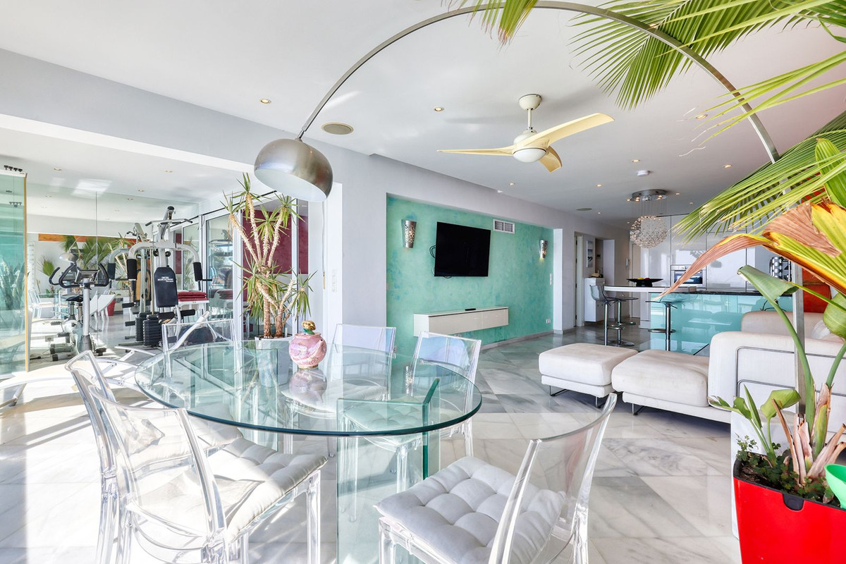 2 Bedroom Apartment in Benalmádena - Photo 13