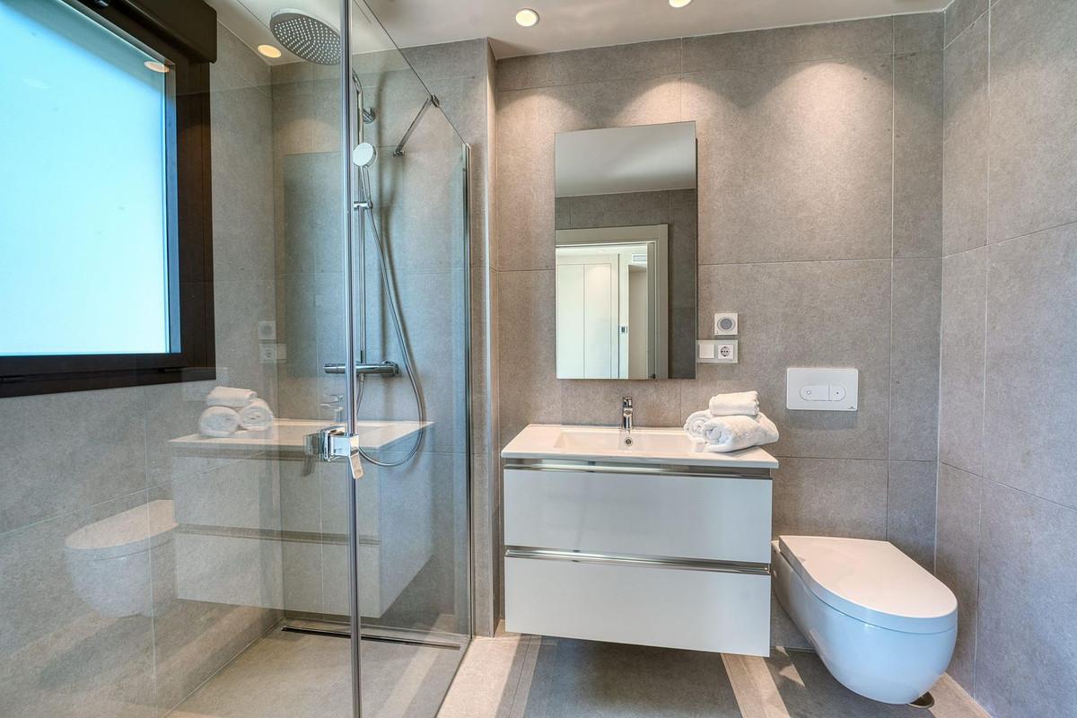 3 Bedroom Apartment in Estepona - Photo 18