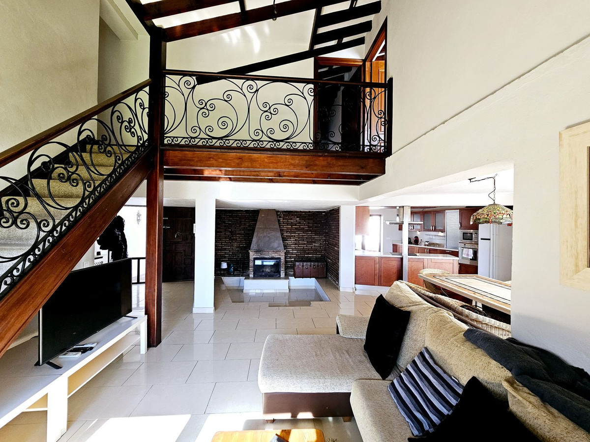 6 Bedroom Villa in Estepona - Photo 15