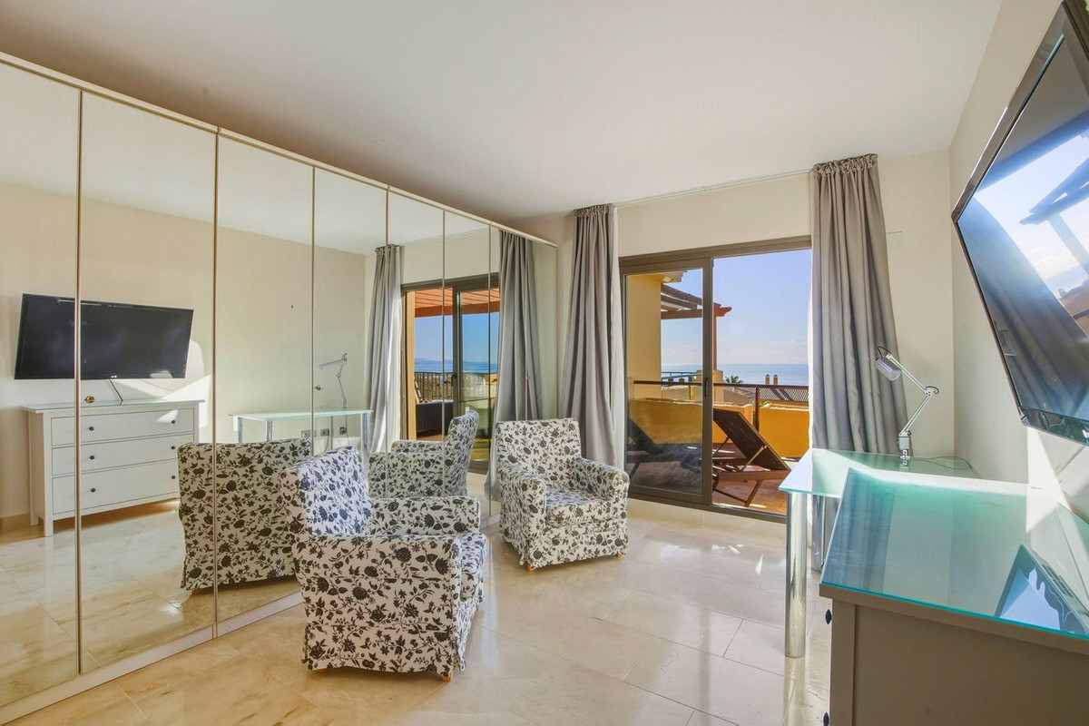 2 Bedroom Penthouse in Benahavís - Photo 11