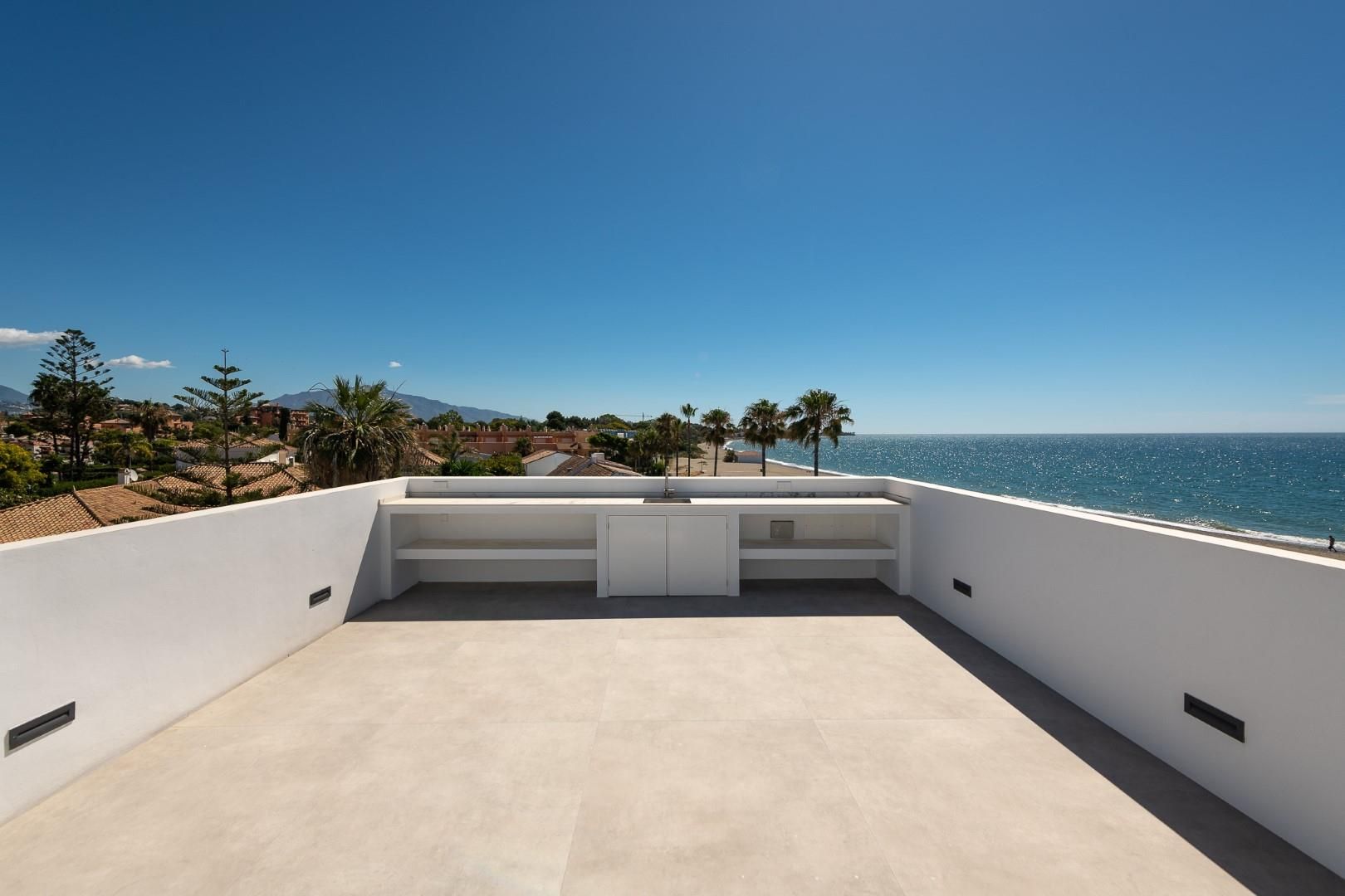 5 Bedroom Villa in Estepona - Photo 6