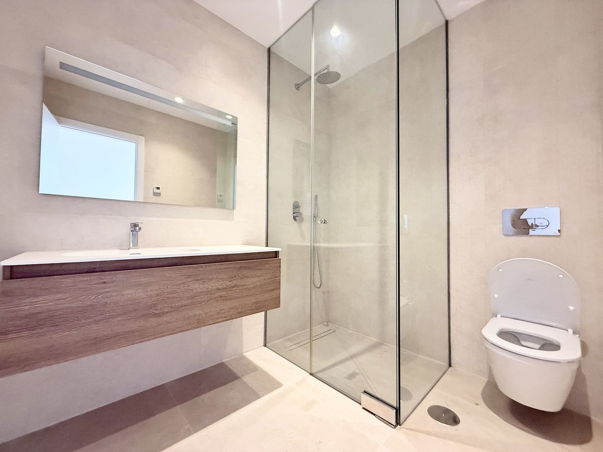 6 Bedroom Villa in Estepona - Photo 27