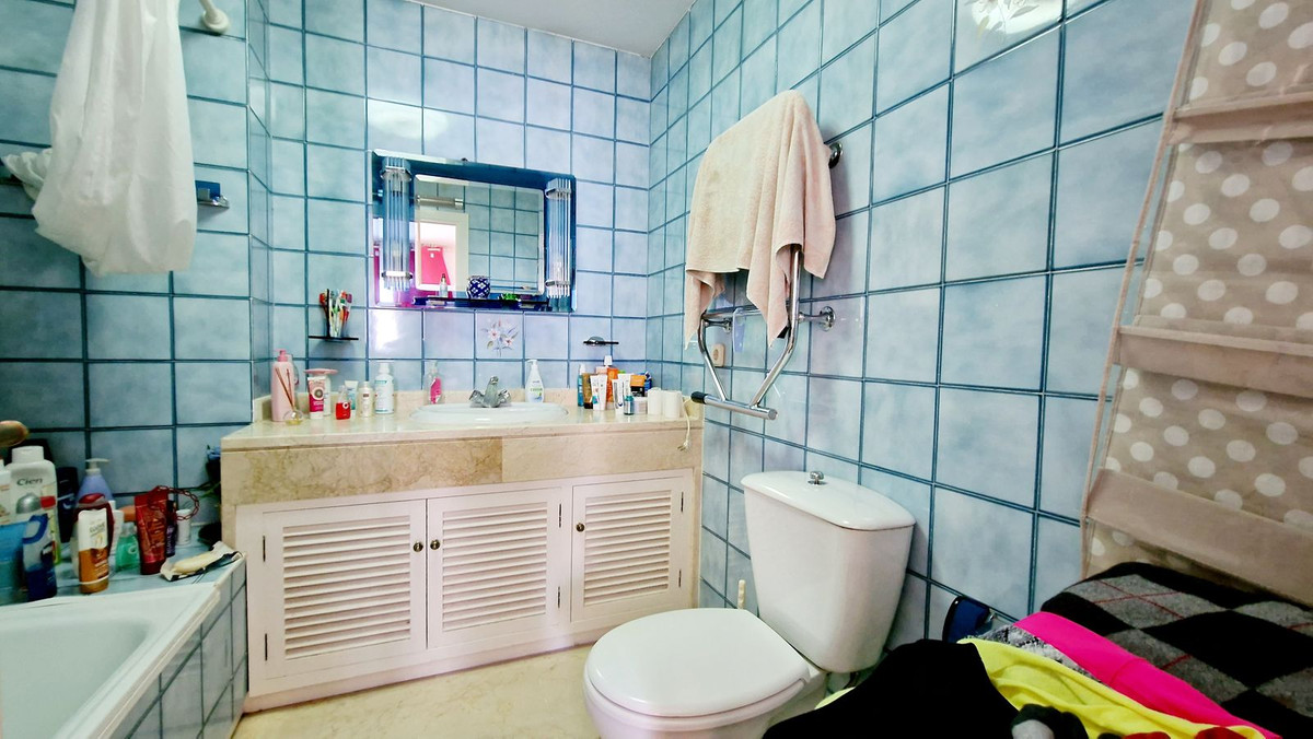 2 Bedroom Apartment in Estepona - Photo 14