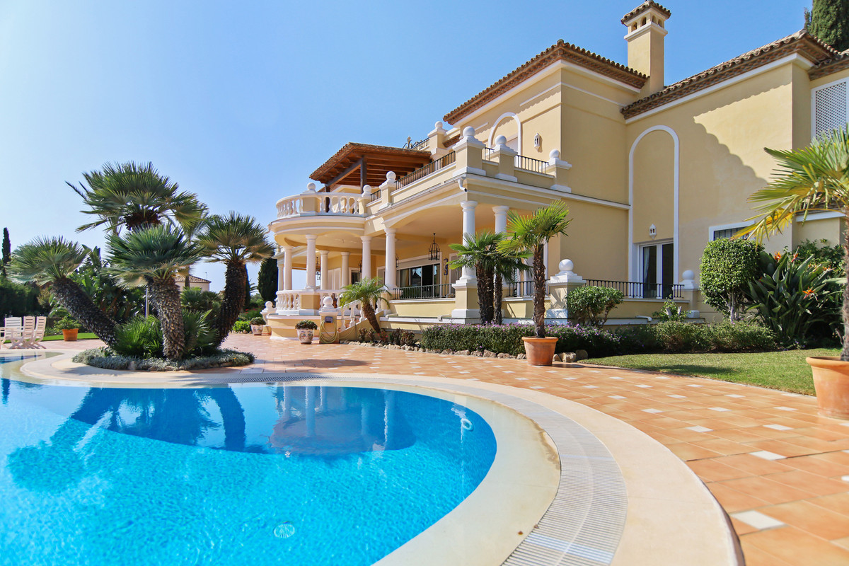 5 Bedroom Villa in Estepona - Photo 4