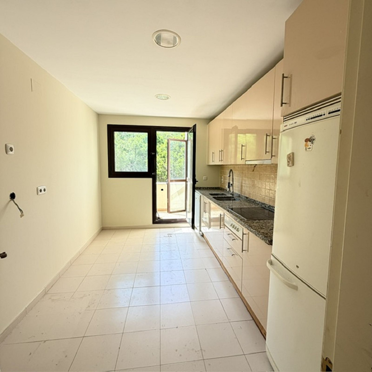 3 Bedroom Penthouse in Benahavís - Photo 6