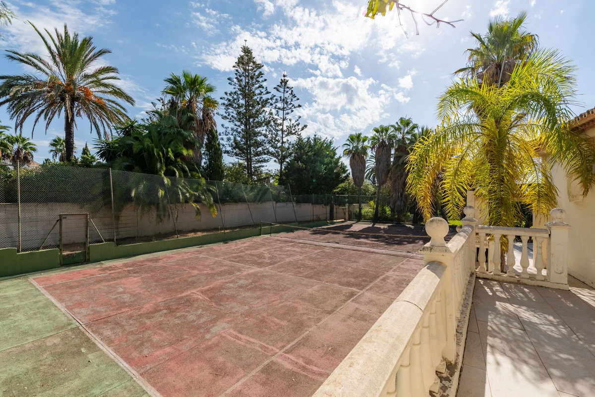 4 Bedroom Villa in Estepona - Photo 13