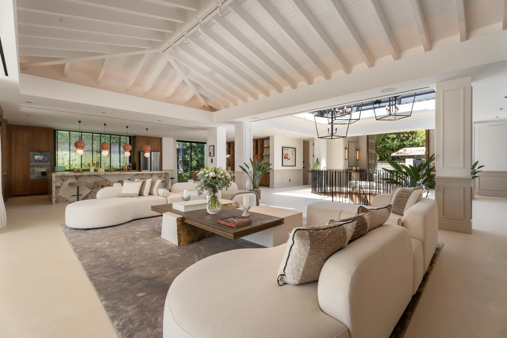 6 Bedroom Villa in Marbella - Photo 3