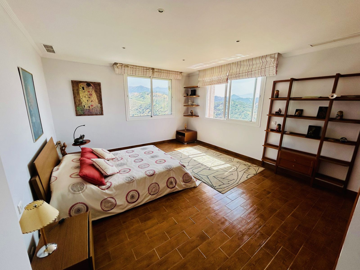 7 Bedroom Villa in Estepona - Photo 27