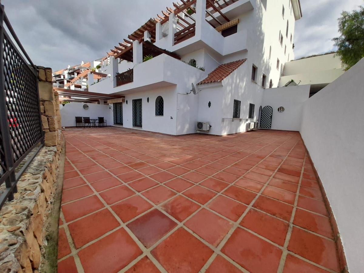 3 Bedroom Apartment in Marbella - Photo 2