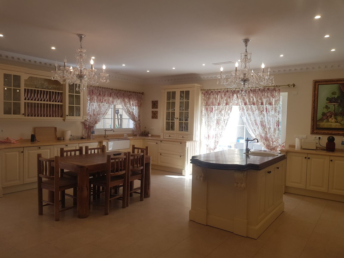 6 Bedroom Villa in Sotogrande - Photo 39