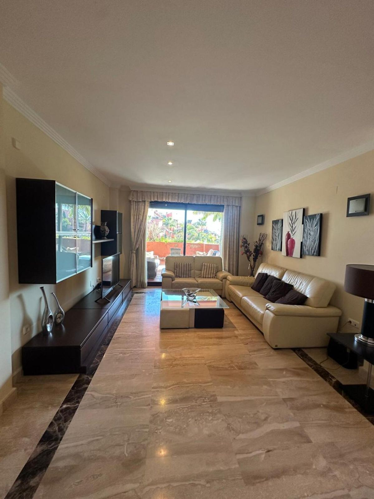 3 Bedroom Apartment in Estepona - Photo 11
