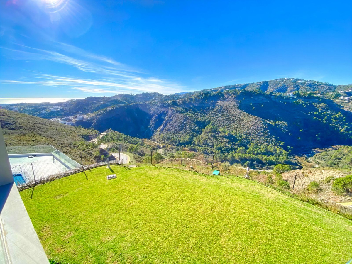 4 Bedroom Apartment in Benahavís - Photo 34