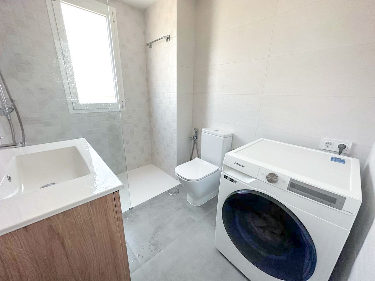 3 Bedroom Penthouse in Estepona - Photo 33
