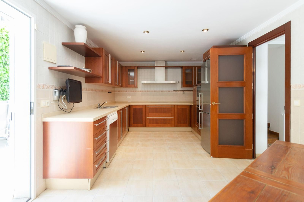 4 Bedroom Villa in San Pedro de Alcántara - Photo 18