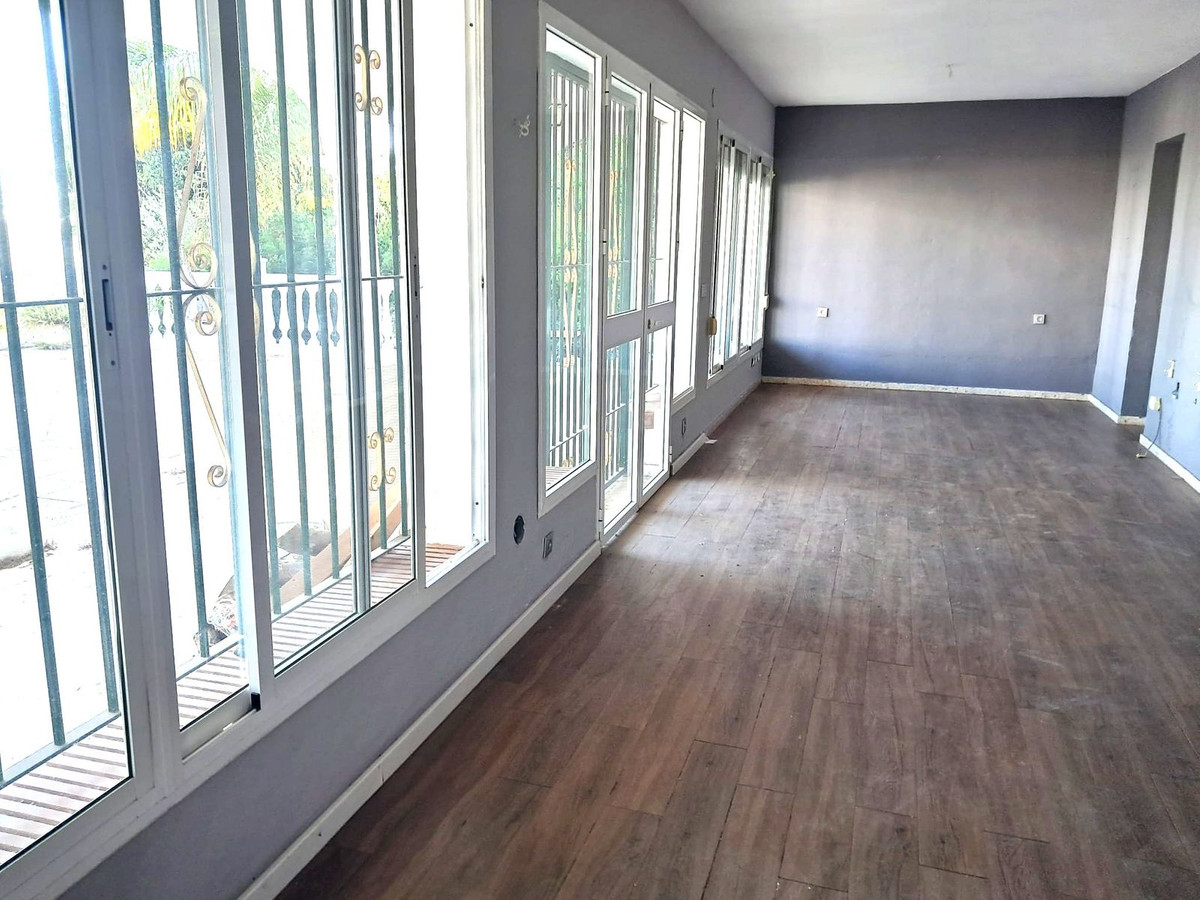5 Bedroom Villa in Estepona - Photo 19