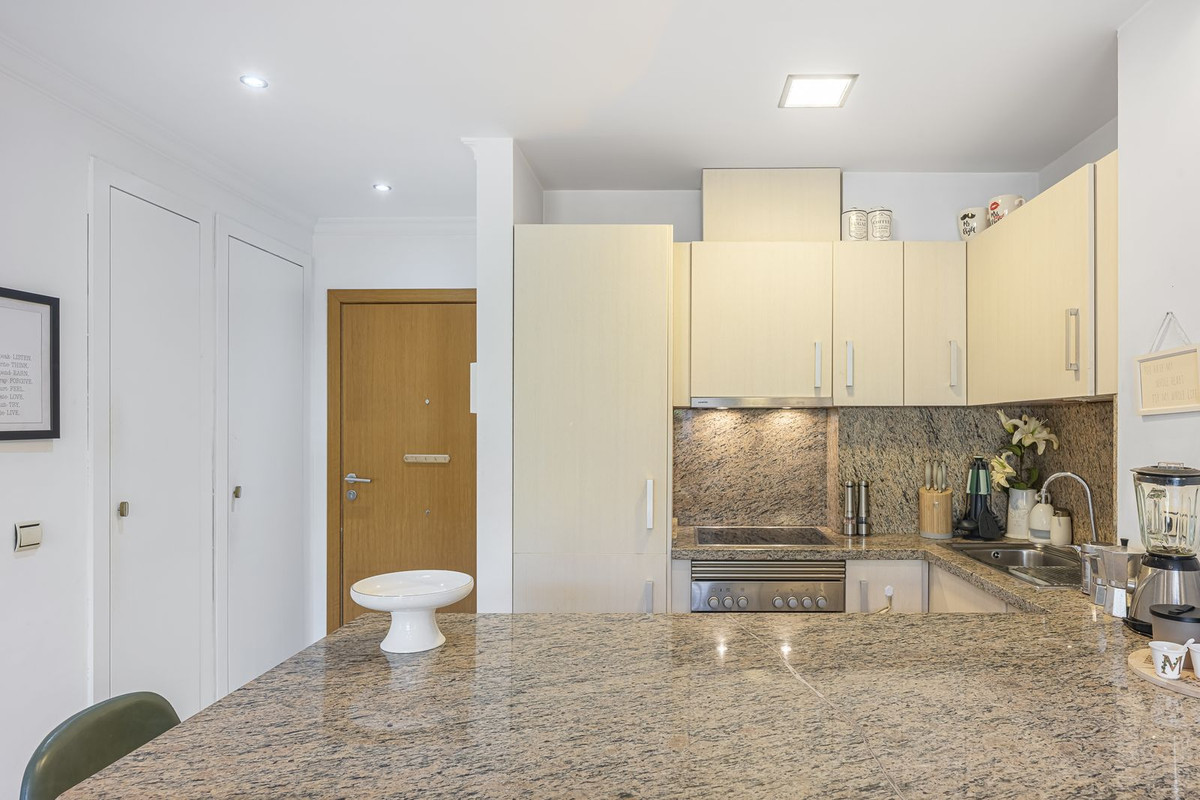 1 Bedroom Apartment in Estepona - Photo 13