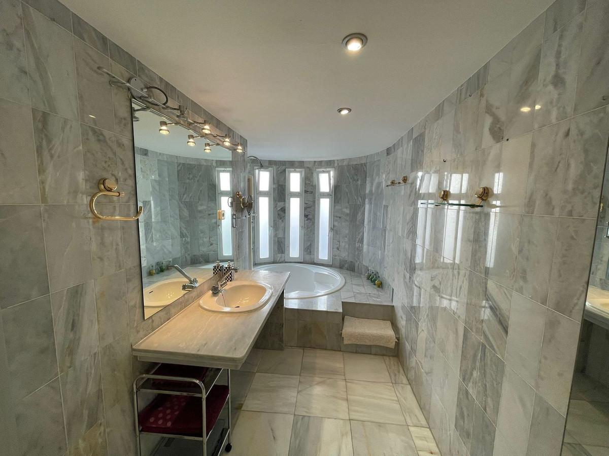 5 Bedroom Apartment in Marbella - Photo 17
