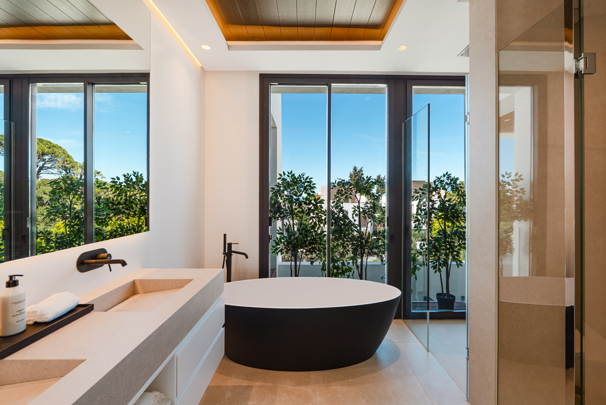 4 Bedroom Villa in Marbella - Photo 16