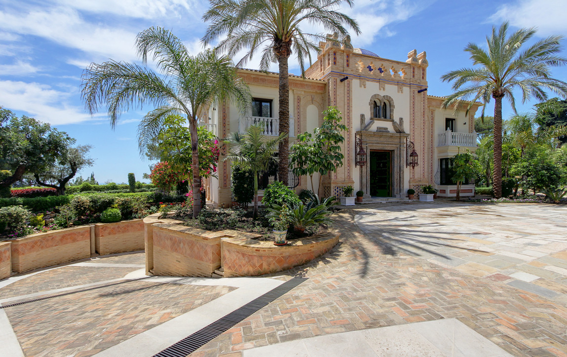 6 Bedroom Villa in Marbella - Photo 2