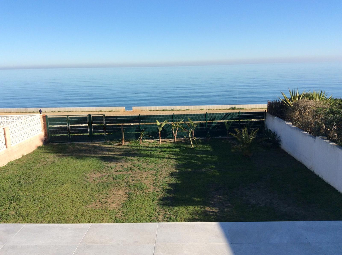 4 Bedroom Villa in Estepona - Photo 3