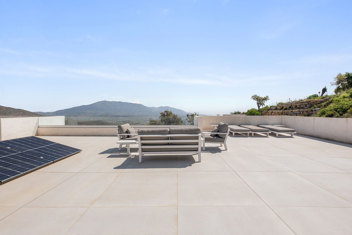 4 Bedroom Villa in Marbella - Photo 13