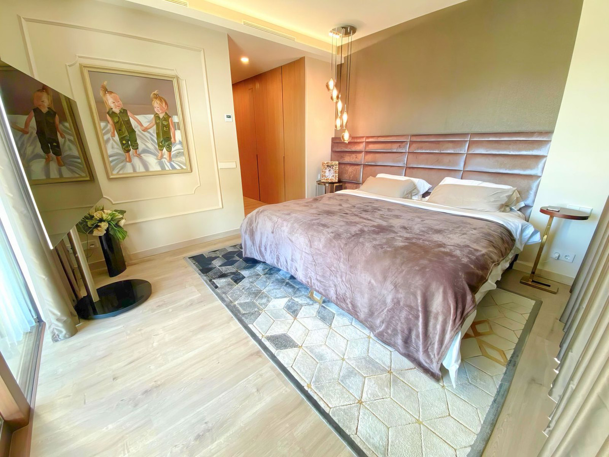 4 Bedroom Apartment in Benahavís - Photo 18