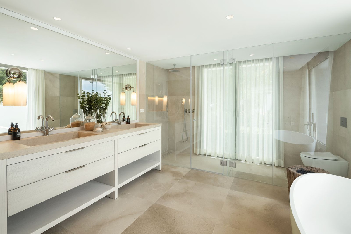 6 Bedroom Villa in Marbella - Photo 11