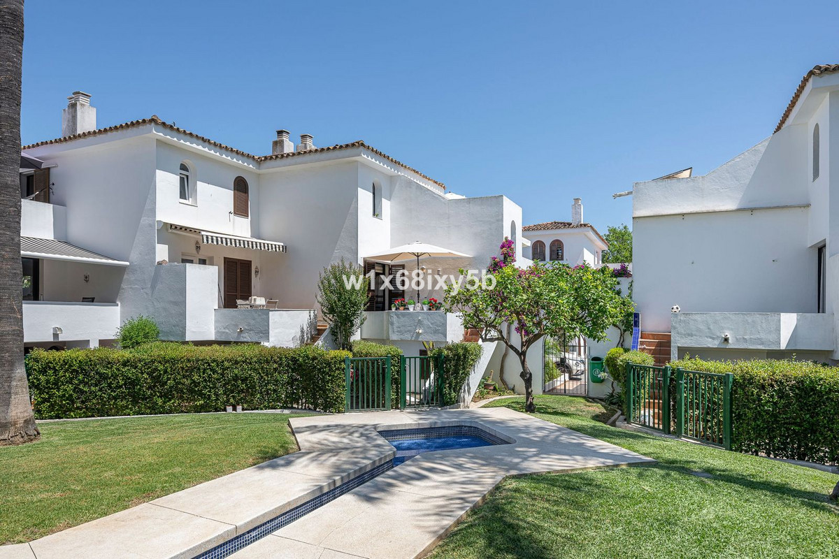 2 Bedroom Townhouse in Estepona - Photo 14