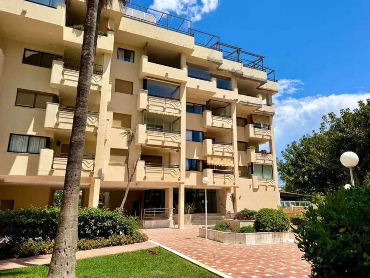 2 Bedroom Apartment in Torremolinos - Photo 30