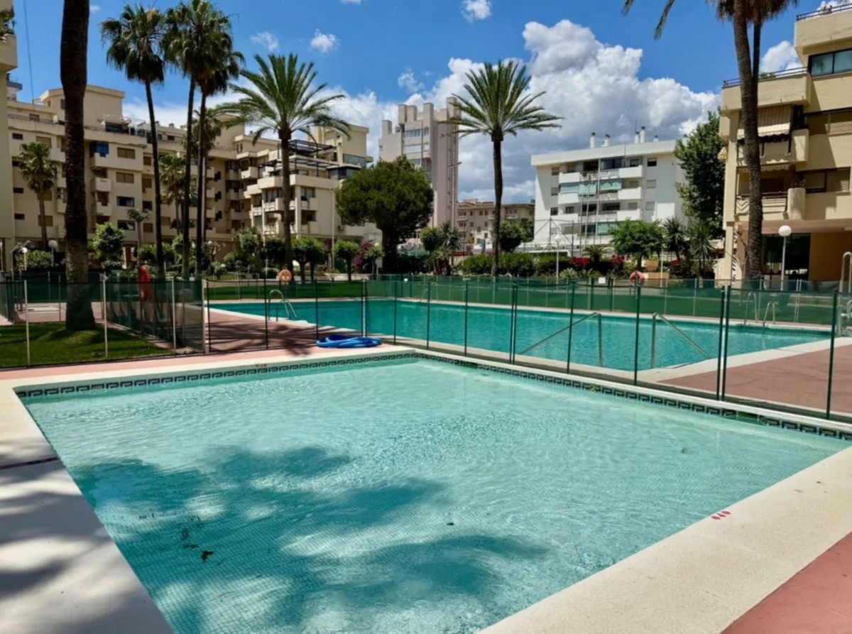2 Bedroom Apartment in Torremolinos - Photo 2