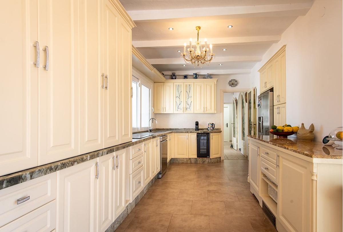 4 Bedroom Villa in Estepona - Photo 4