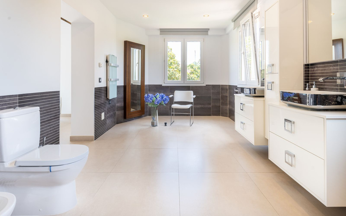 8 Bedroom Villa in San Pedro de Alcántara - Photo 13