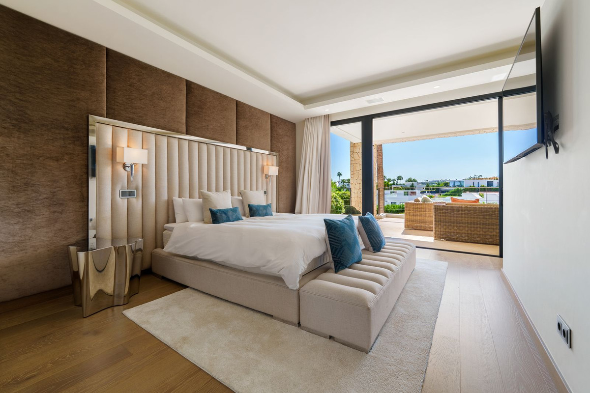 6 Bedroom Villa in Marbella - Photo 10