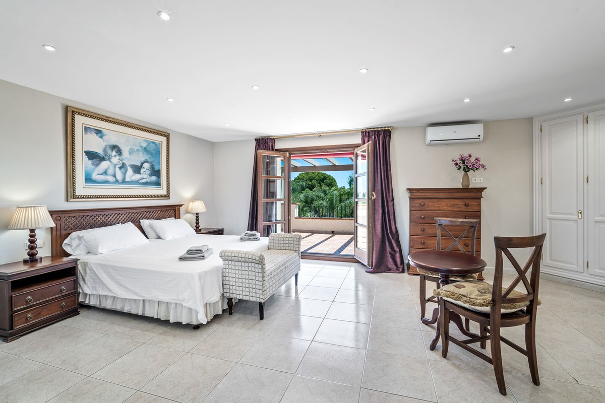 9 Bedroom Villa in Estepona - Photo 15