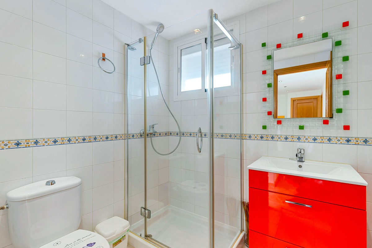 3 Bedroom Penthouse in Estepona - Photo 11