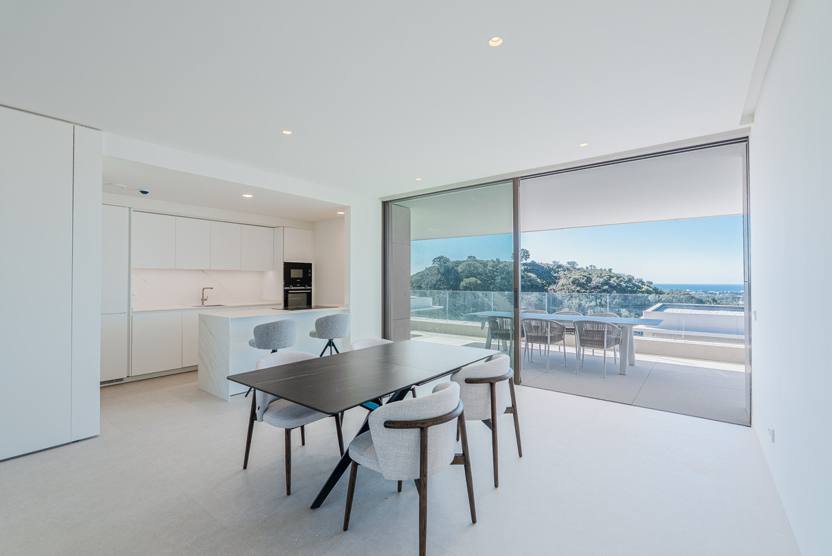 4 Bedroom Apartment in Benahavís - Photo 4