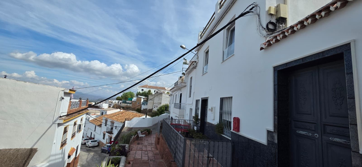 4 Bedroom Townhouse in Alhaurín el Grande - Photo 23