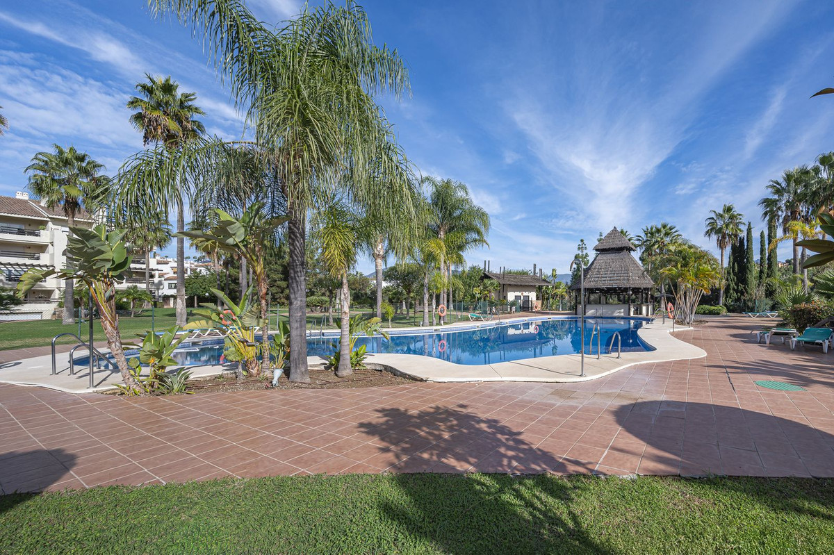 1 Bedroom Apartment in Estepona - Photo 4