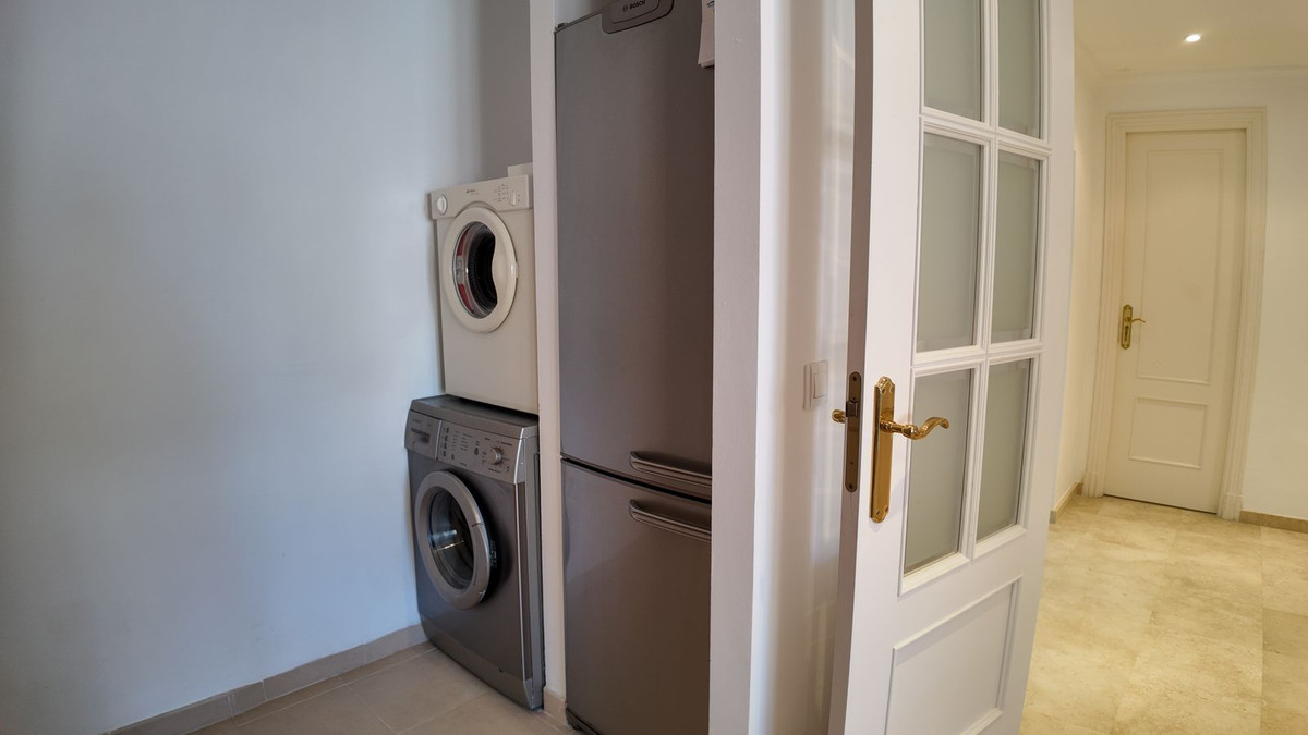 4 Bedroom Townhouse in Benahavís - Photo 30