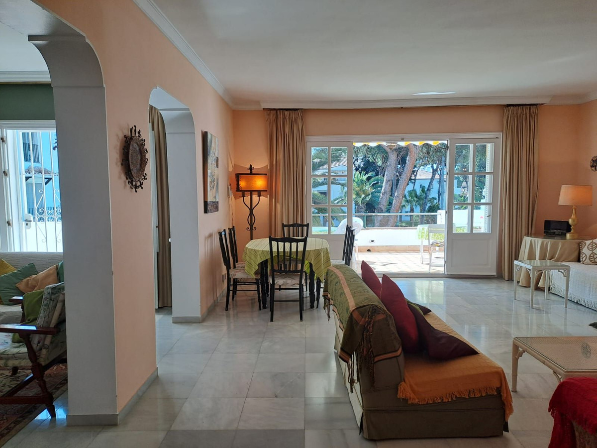 3 Bedroom Apartment in Estepona - Photo 8