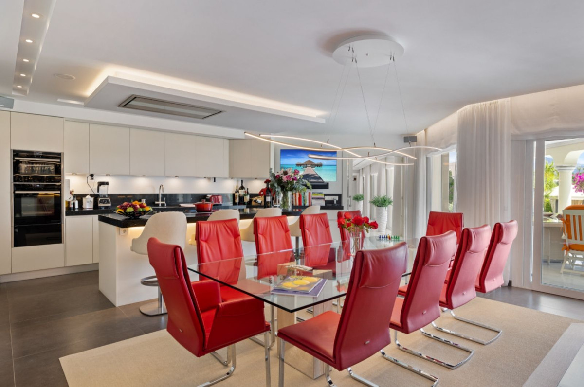 6 Bedroom Villa in Marbella - Photo 5