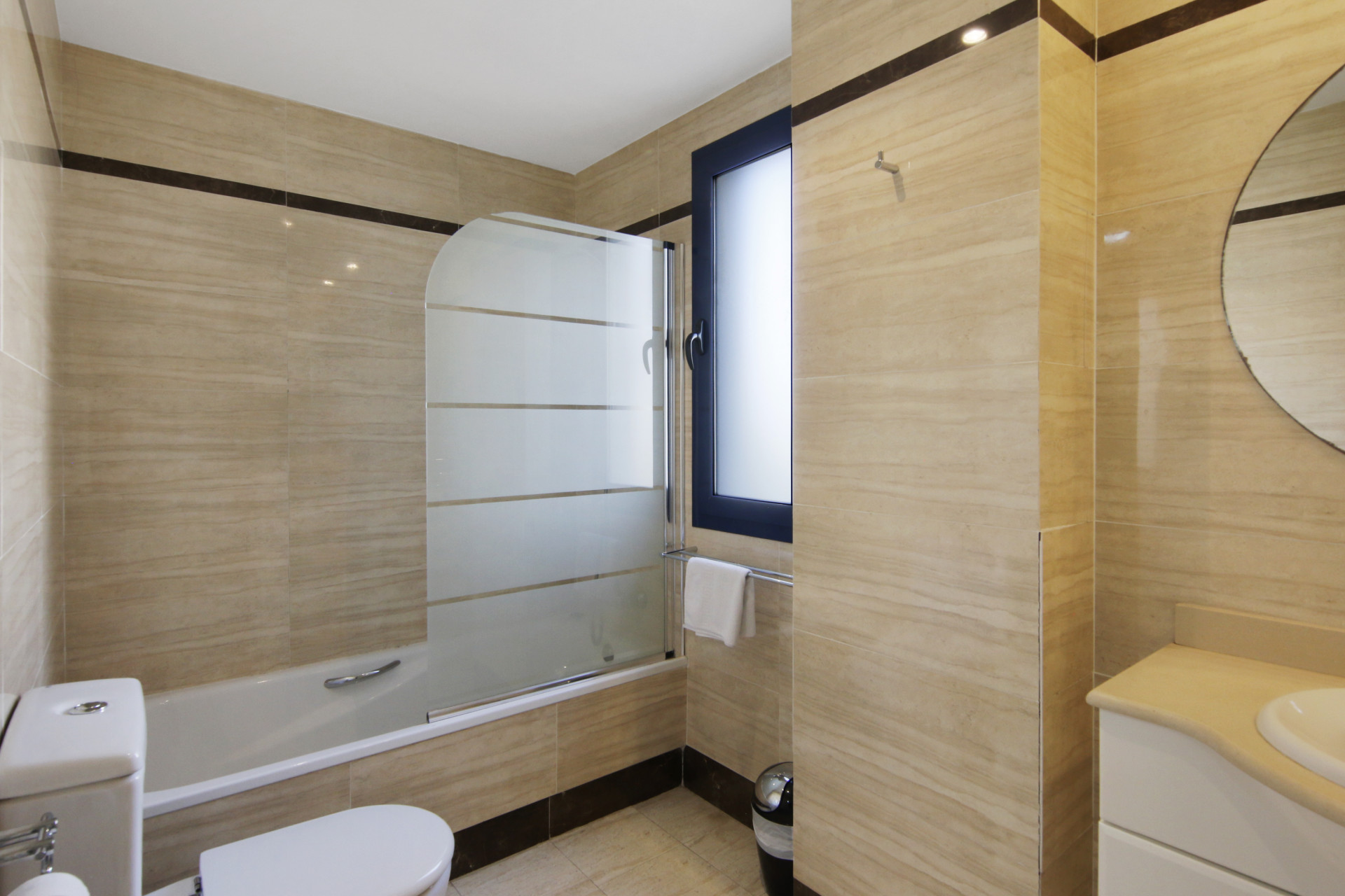 3 Bedroom Apartment in Estepona - Photo 11