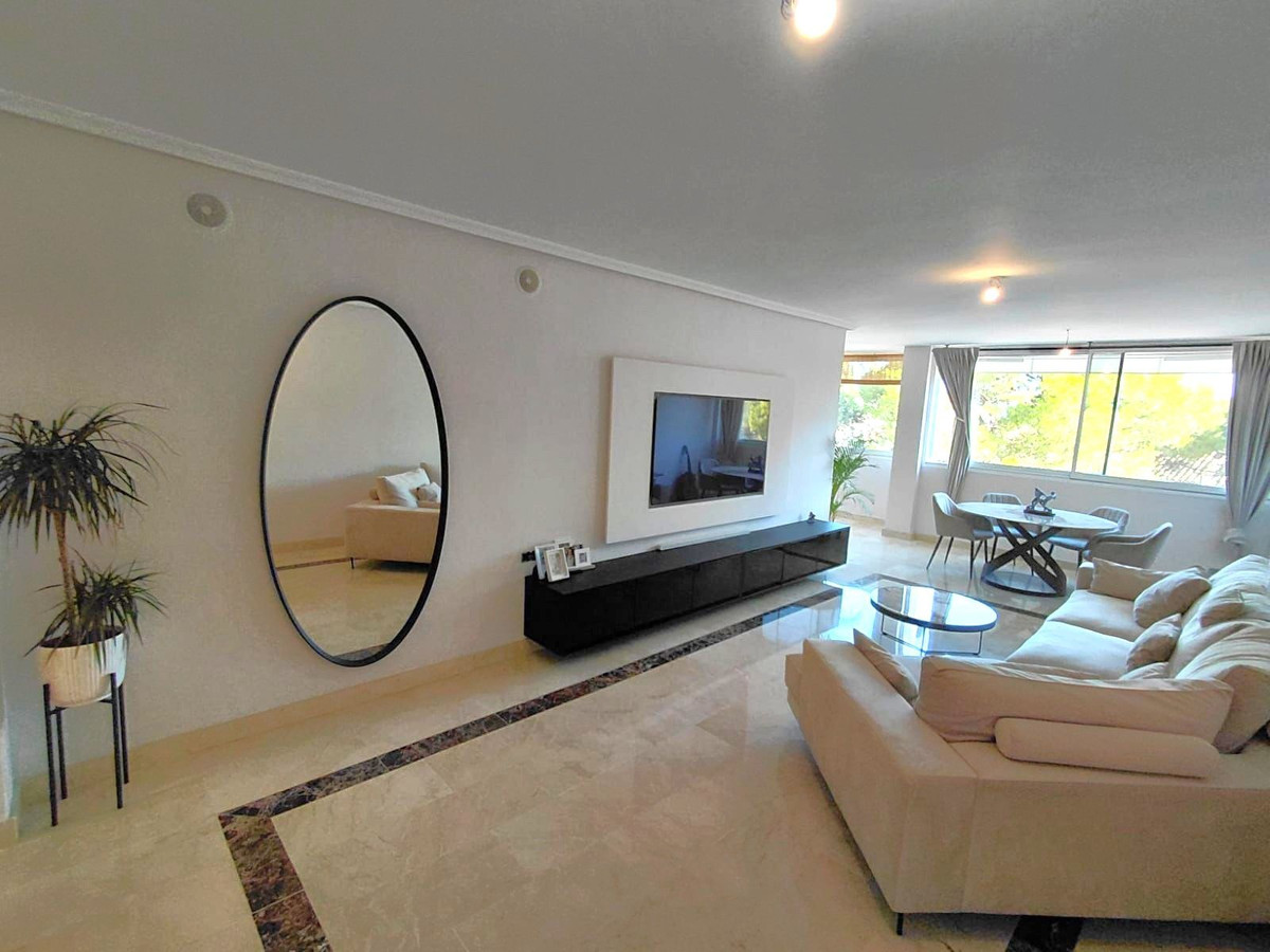 2 Bedroom Apartment in Marbella - Photo 2