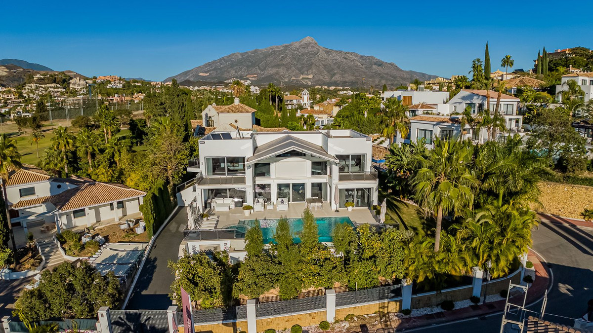 5 Bedroom Villa in Marbella - Photo 3