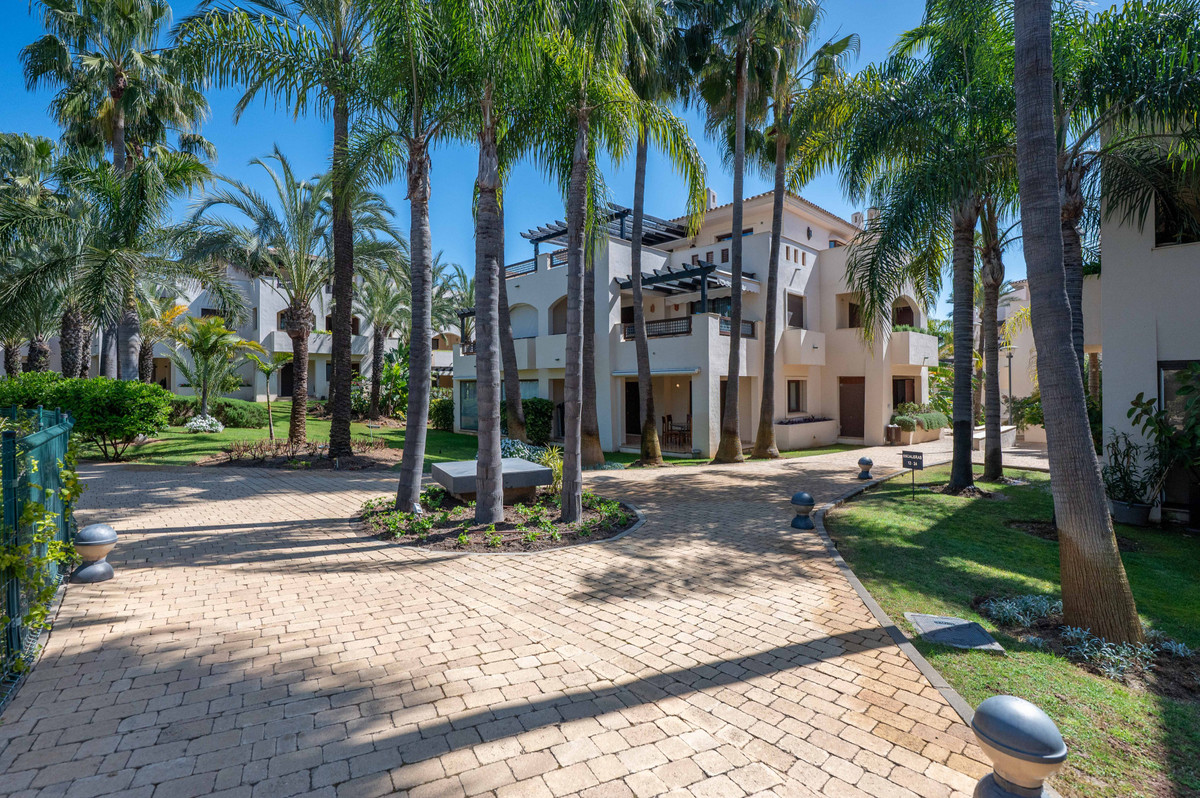 2 Bedroom Apartment in Marbella - Photo 2
